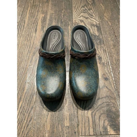 Crocs Sarah Floral Dual Comfort Chunky Heel - Picture 3 of 7